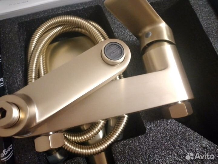 Смеситель для ванны с душем новый