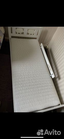 Детская кровать с бортиком и матрасом