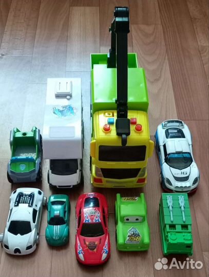 Машинки пакетом, одна музыкальная