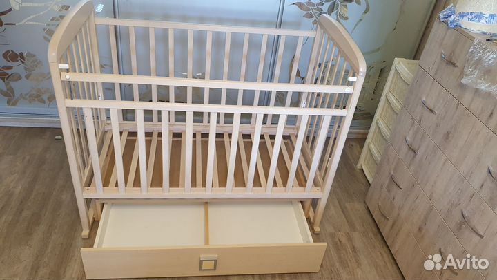 Кроватка для новорожденных с маятником