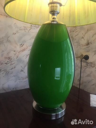 Высокая настольная лампа