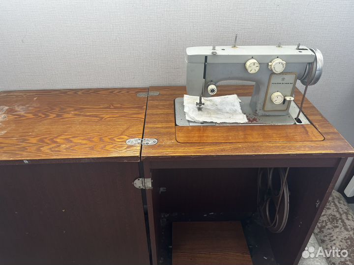 Швейная машинка Чайка 142м