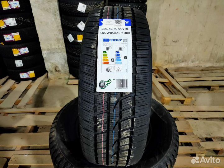 Windforce Snowblazer UHP 225/45 R19 96V