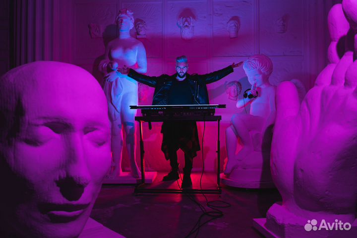 Диджей с аппаратурой dj ди джей ди-джей