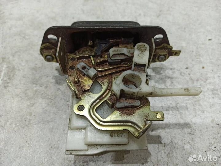 Замок двери багажника