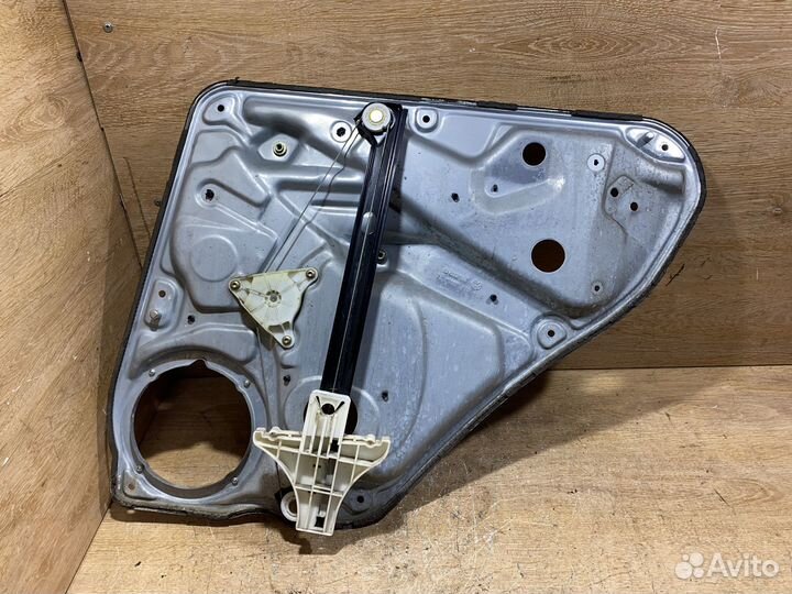 Стеклоподъемник задний левый VW Passat B5+ C110