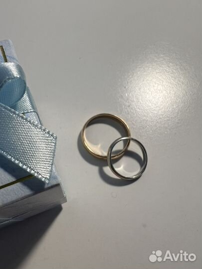 Золотое обручальное кольцо