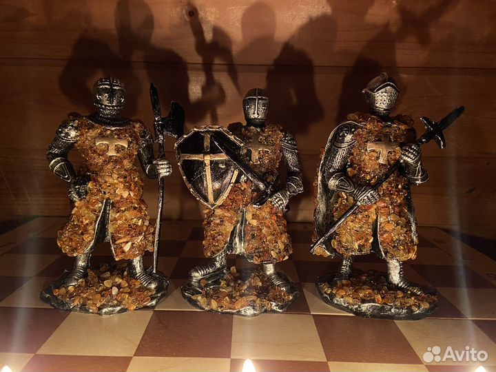 Настольная фигурка в янтаре