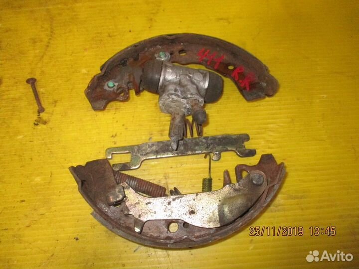 Колодки ручного тормоза зад Справа toyota platz 1n