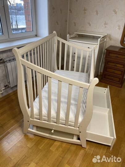 Детская кровать с маятником и ящиком