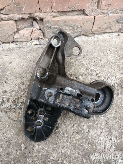 Кронштейн двигателя левый Audi A6 C5. 2,5 TDI