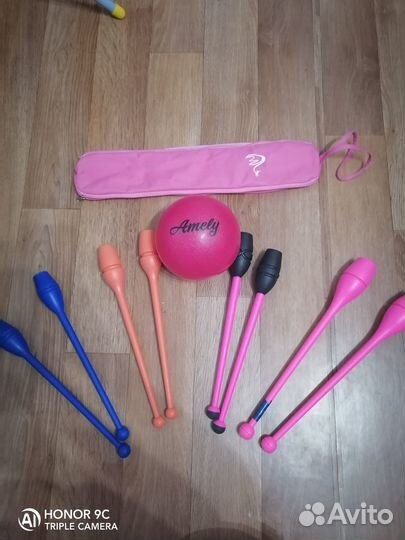 Булавы и мяч для художественной гимнастики