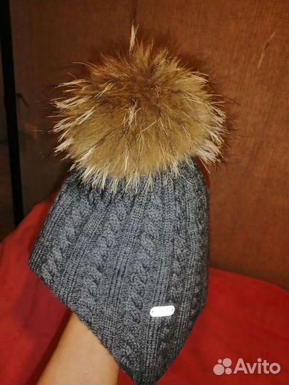 Шапка с натуральным помпоном 54