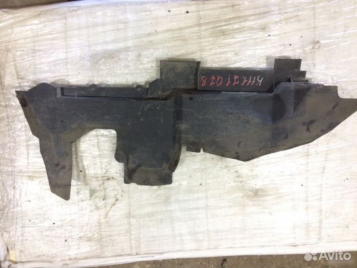 Пыльник радиатора правый audi Q7 4L 4L0121284X