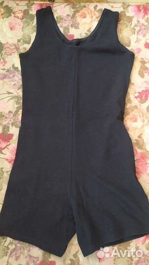 Гимнастический купальник шортами