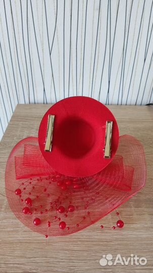 Красная шляпка на заколках