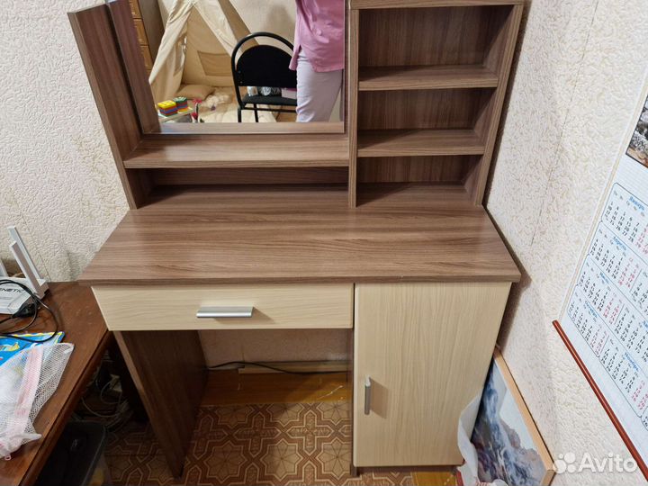 Туалетный столик с зеркалом