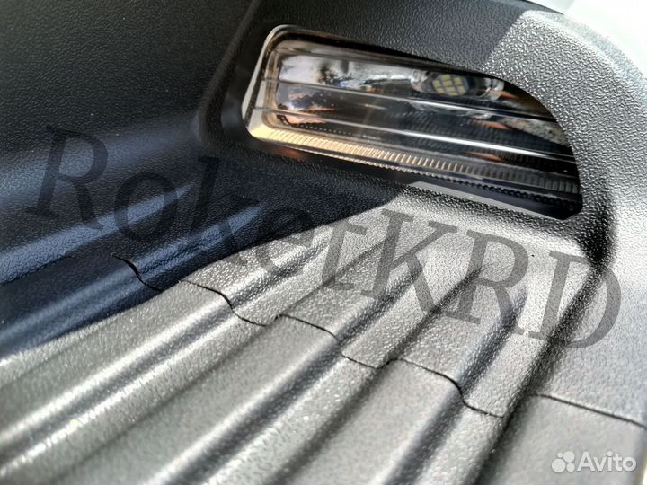 Пороги Toyota Land Cruiser 200 бел подсветка