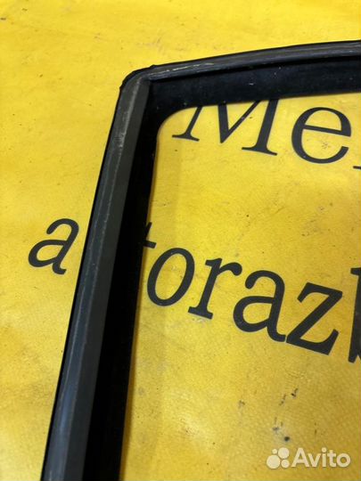 Уплотнитель стекла двери задний левый Mercedes