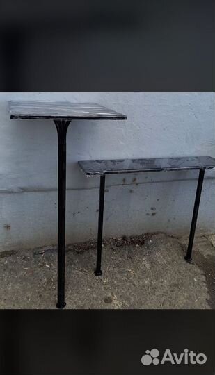 Столы скамейки на кладбище