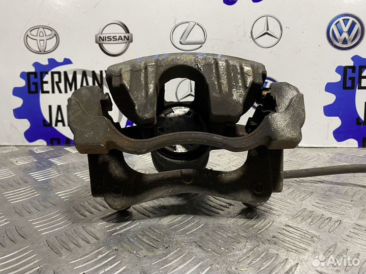 Передний левый суппорт Tayota Avensis T25