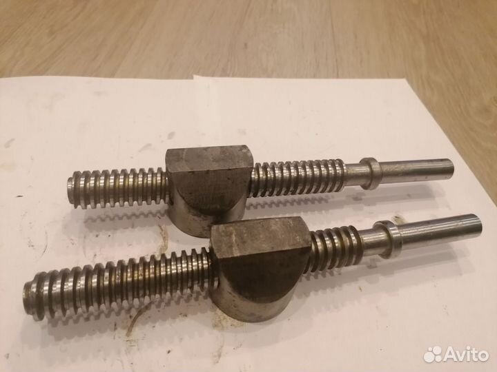 Винт суппорта с гайкой 16К20