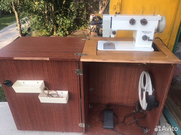 Электрическая швейная машинка