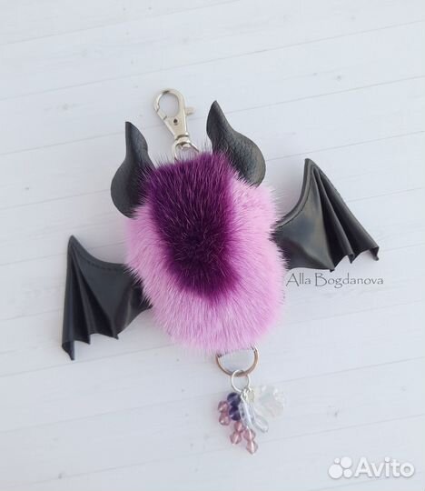 Подвеска в авто на зеркало Розовая летучая мышь
