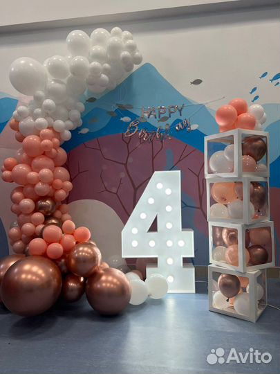 Цифра 1, 5 и 0 с лампочками к фотозоне