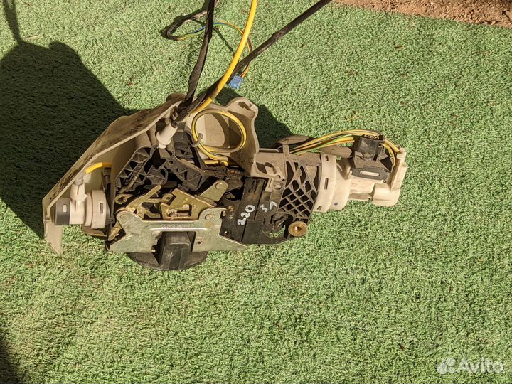 Замок двери Mercedes-Benz W220 задний левый