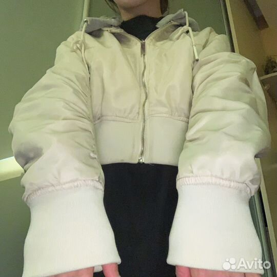 Бомбер с капюшоном (съемный капюшон)