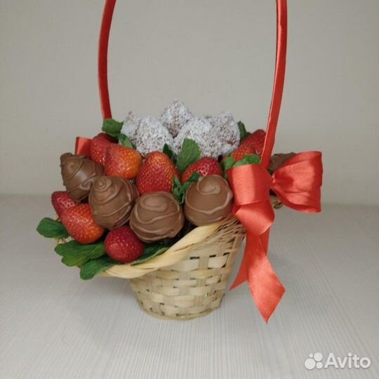 Клубника в шоколаде, съедобные букеты