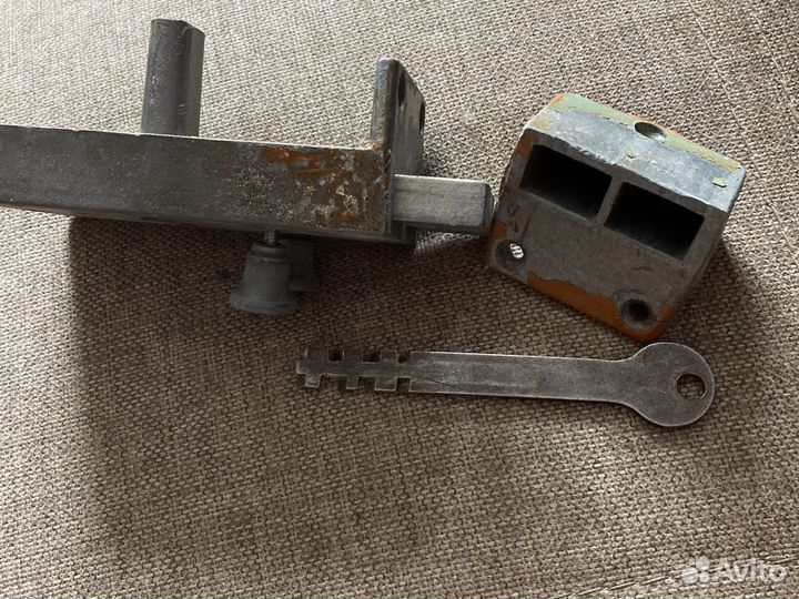 Замок дверной