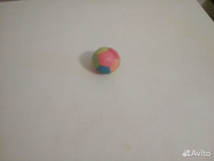 Привлекательный для кошек цветной игровой мячик