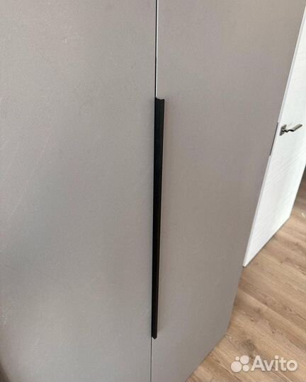 Рабочая зона у окна со шкафом