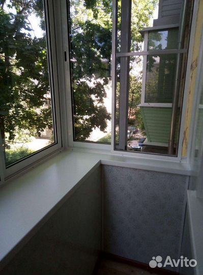 Балкон пластиковый с козырьком на верхний этаж