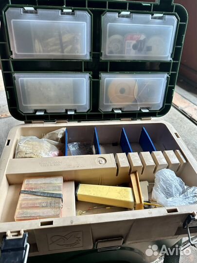 Ящик для зимней рыбалки и ледобур