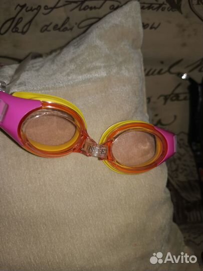 Жилет и очки для плаванья