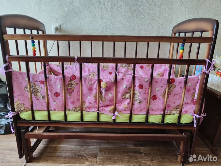 Детская кроватка с маятником,матрасом и бортиками
