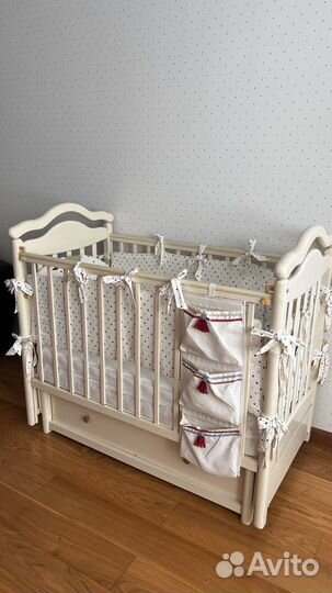 Кроватка с маятником