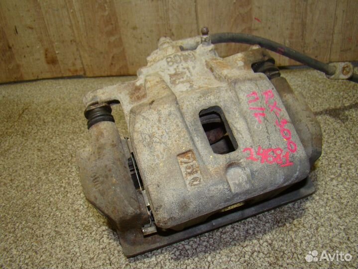 Суппорт передний левый Lexus RX 300/330/350/400h