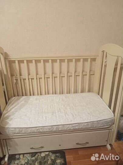 Детская кроватка с маятником