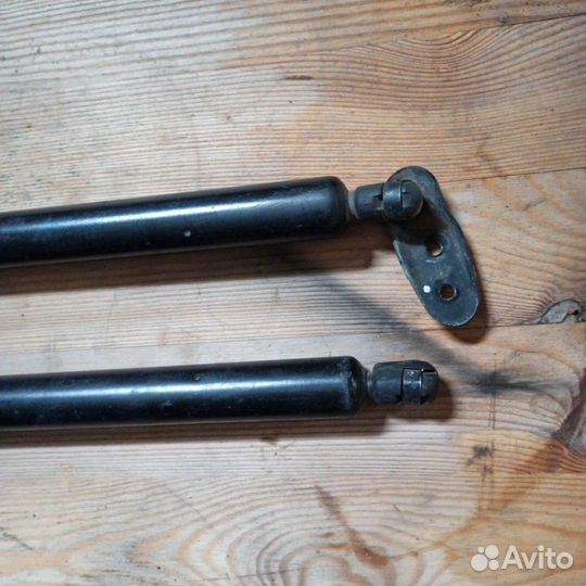 Амортизаторы двери багажника Volkswagen Sharan