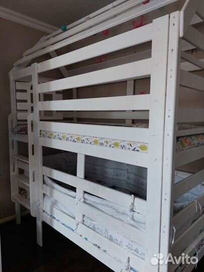 Двухъярусная кровать домик