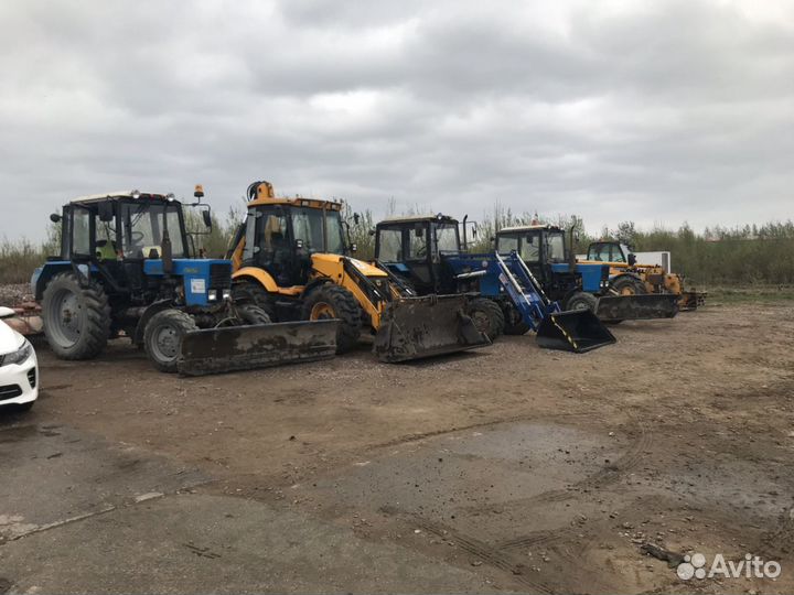 Тракторист-машинист на Мтз с щёткой