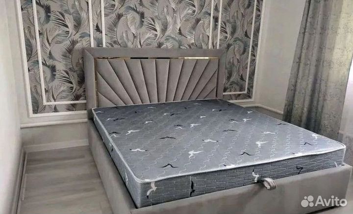 Двуспальная кроватьс мягким изголовьем