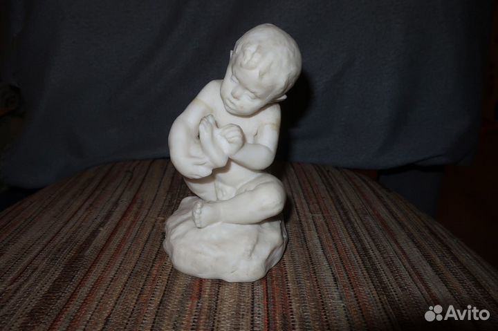 Статуэтка Мальчик с занозой.Пластмасса СССР