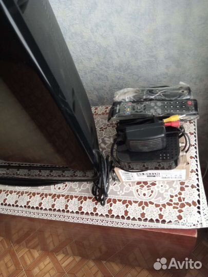 Спутниковая антенна с телевизором