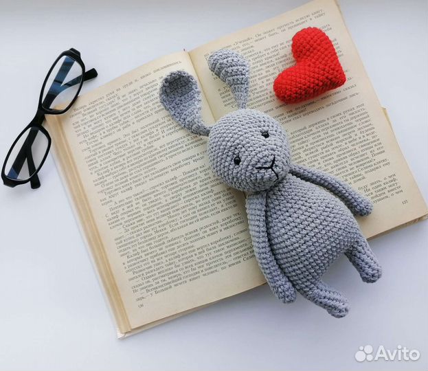 Вязаный зайчик амигуруми