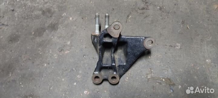 Kia Cerato 06г 1.6 МКПП кронштейн МКПП